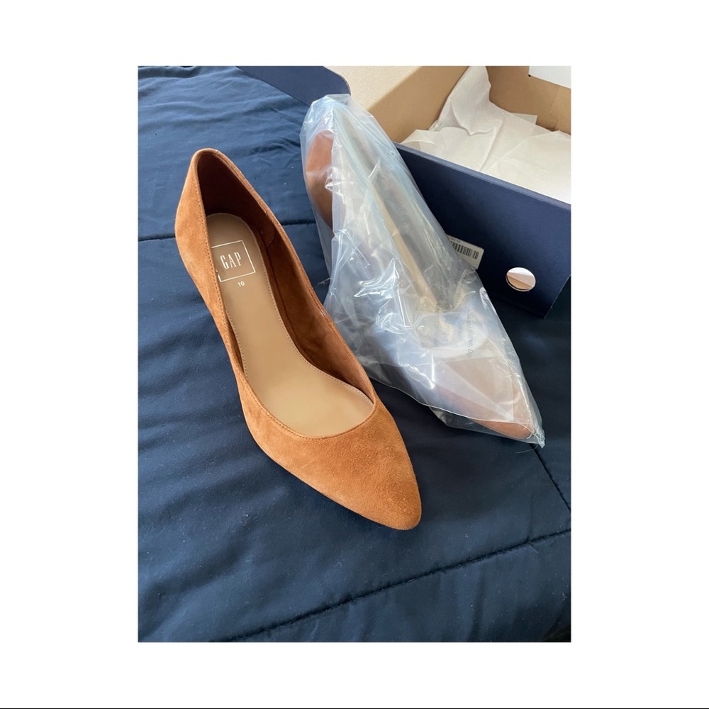 NEW - GAP Women’s pointed toed faux suede heels
